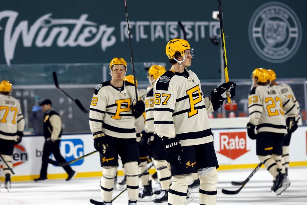 Zklamaní hráči Pittsburgu po prohraném Winter Classic