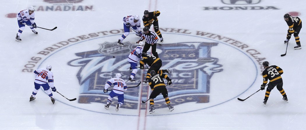 Úvodní buly tradičního zápasu pod otevřeným nebem Winter Classic