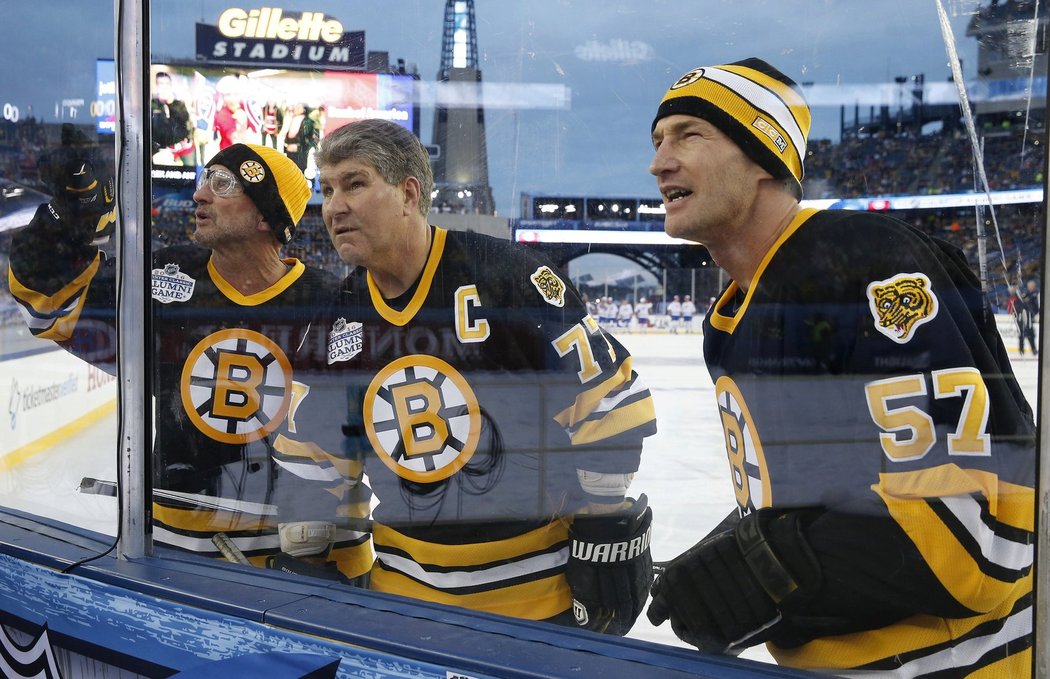 Ken Linesman, Ray Bourque a Steve Heinze se snaží najít známé tváře v hledišti