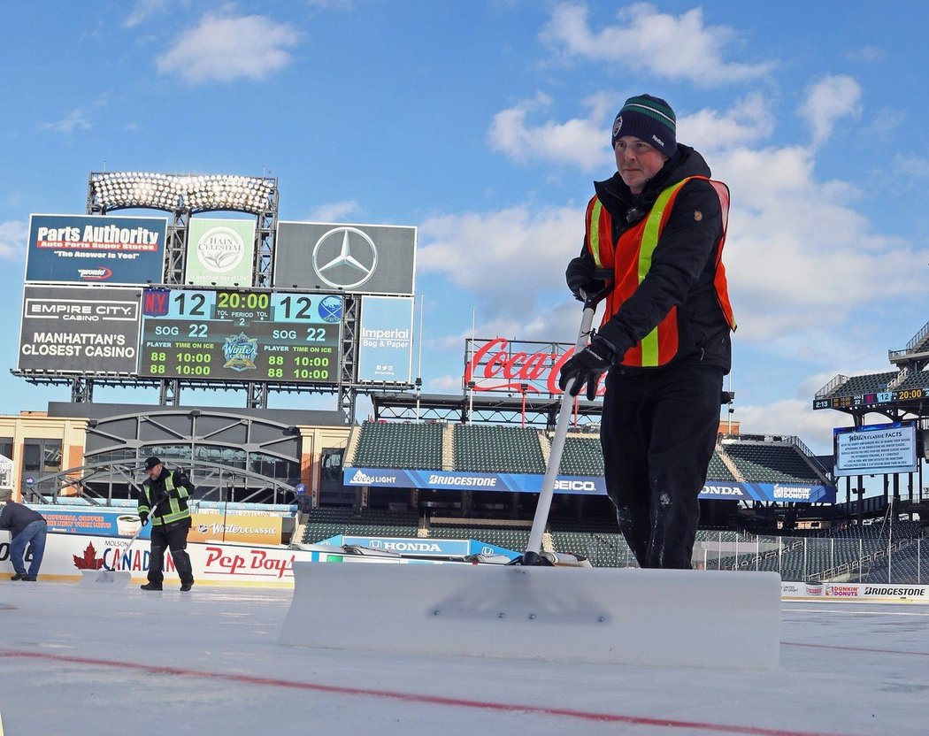 O ledovou plochu se pořadatelé Winter Classic musí starat každý den