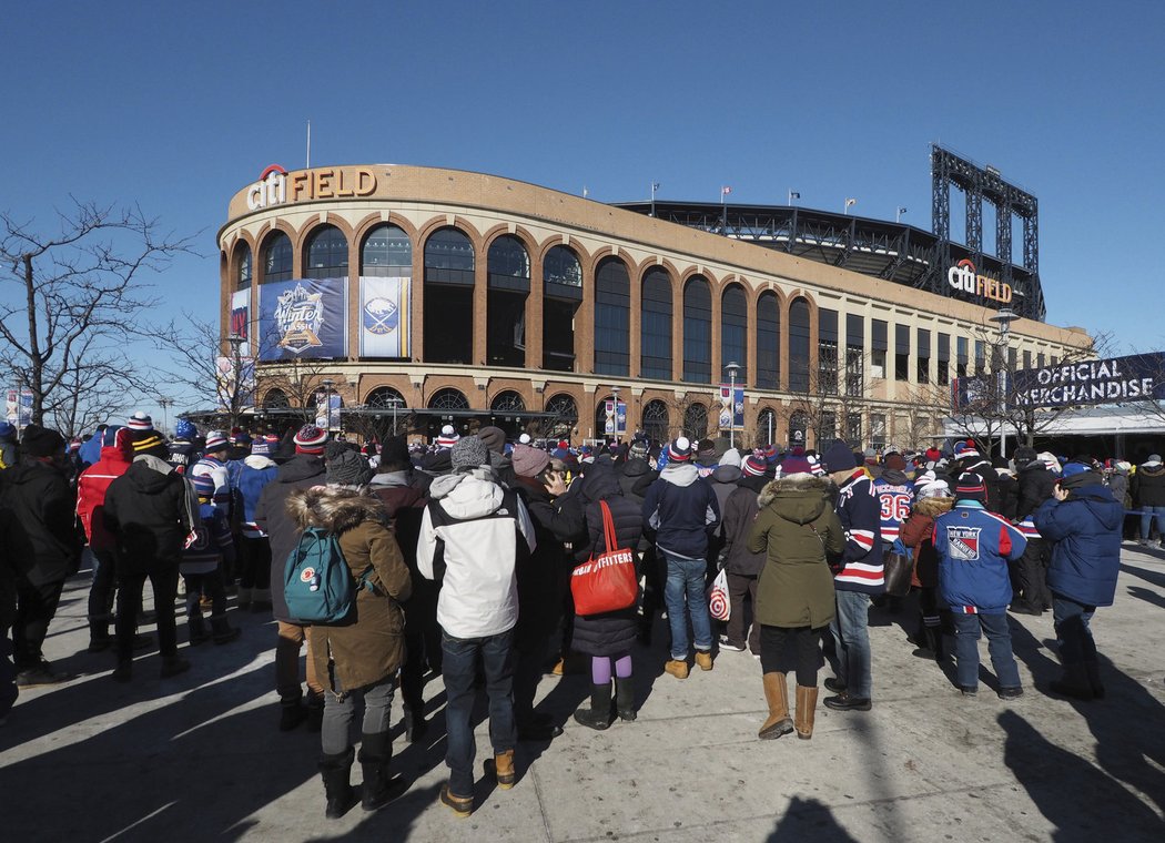 Baseballový stadion, kde normálně hrají New York Mets, zaplnili na Nový rok hokejoví fanoušci