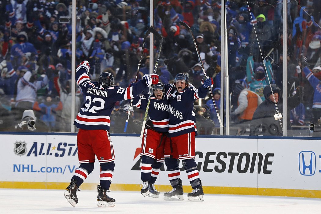 Konec! V přesilové hře v prodloužení rozhodl o výhře Rangers úspěšnou dorážkou útočník J. T. Miller