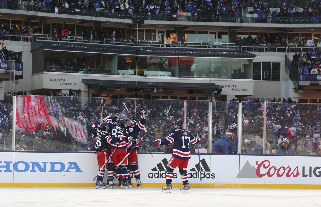 Konec! V přesilové hře v prodloužení rozhodl o výhře Rangers úspěšnou dorážkou útočník J. T. Miller