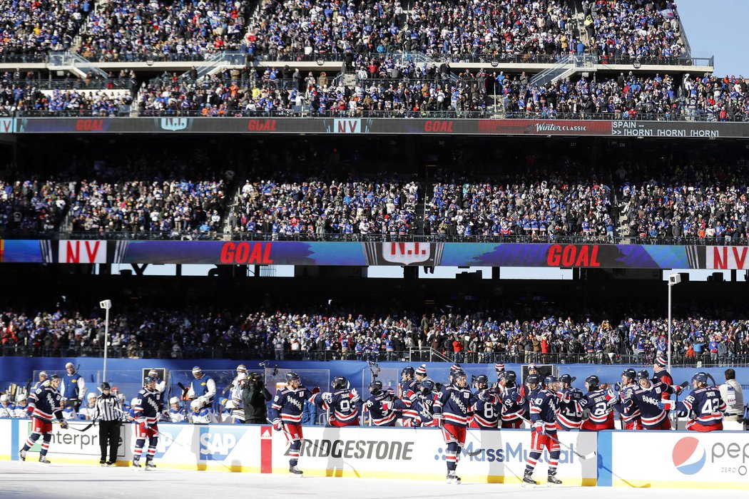 Hokejisté NY Rangers slaví branku útočníka Michaela Grabnera před zaplněnými tribunami stadionu Citi Field