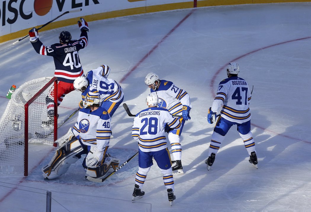 Rakouský útočník Michael Grabner z NY Rangers se raduje ze vstřelené branky ve Winter Classic