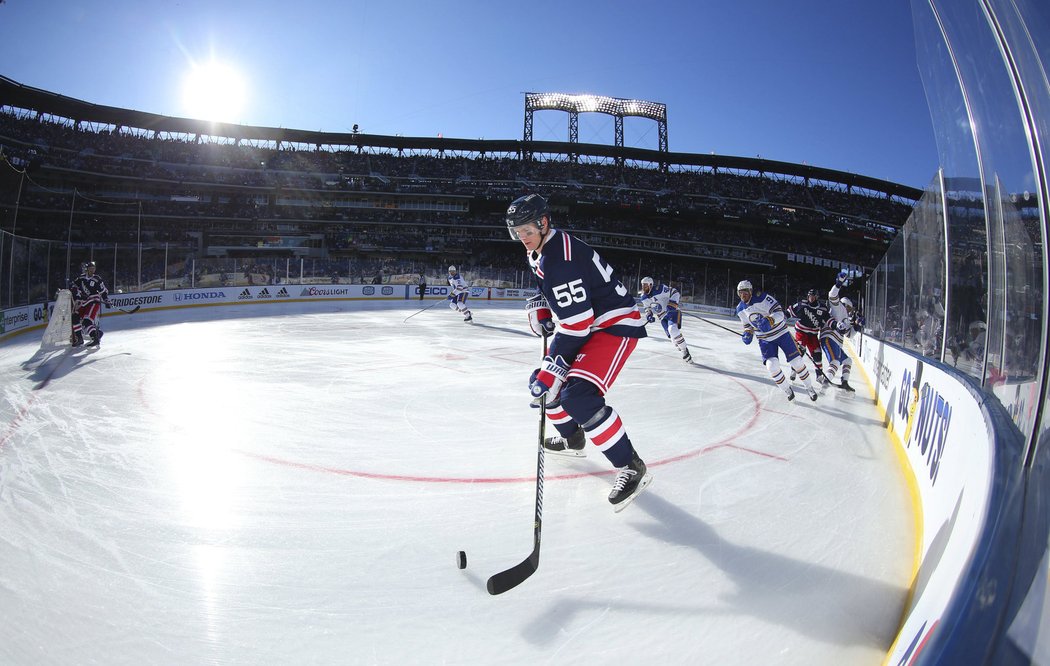 Obránce Rangers Nick Holden v akci při novoročním Winter Classic