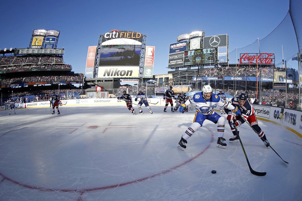 Buffalský útočník Sam Reinhart v souboji o puk s Bradym Skjeiem z NY Rangers během Winter Classic