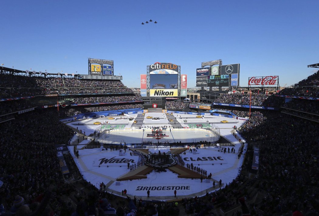 Newyorský stadion Citi Field se na utkání Winter Classic mezi Buffalem a NY Rangers zaplnil