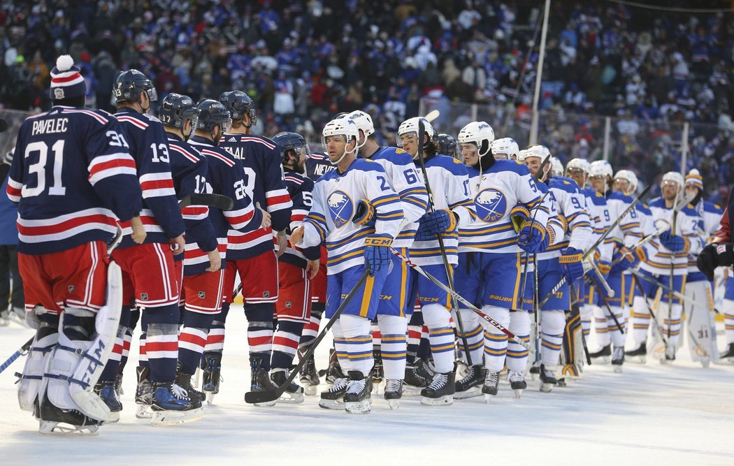 Po netradičním zápase došlo i na podávání rukou, které v normálních zápasech NHL k vidění není