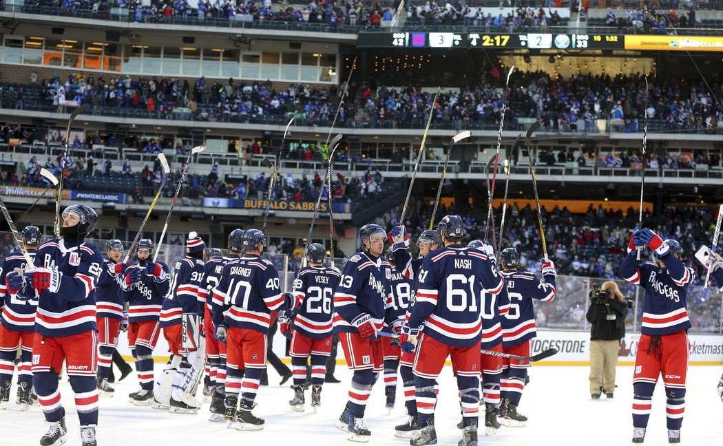 Hokejisté New York Rangers zdraví fanoušky, kteří přišli na venkovní utkání pod širým nebem