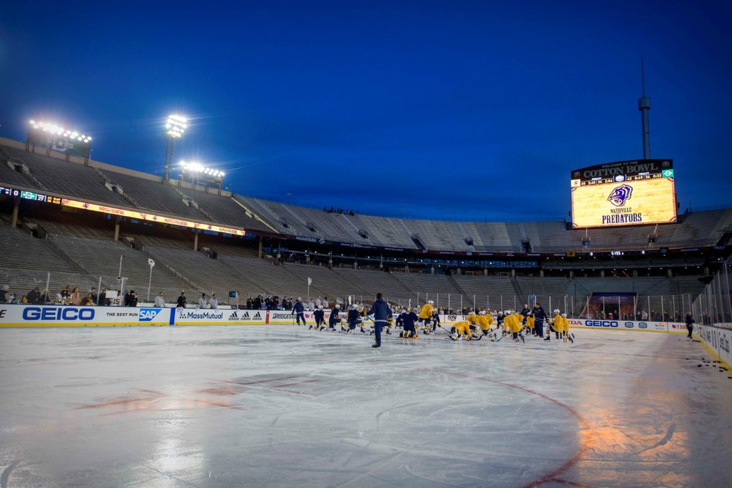 Nashville si led na legendárním stadionu Cotton Bowl vyzkoušel až na Silvestra v podvečer