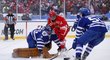 Hokejista Detroitu Tomáš Tatar se snaží prosadit před brankou Toronta během Winter Classic
