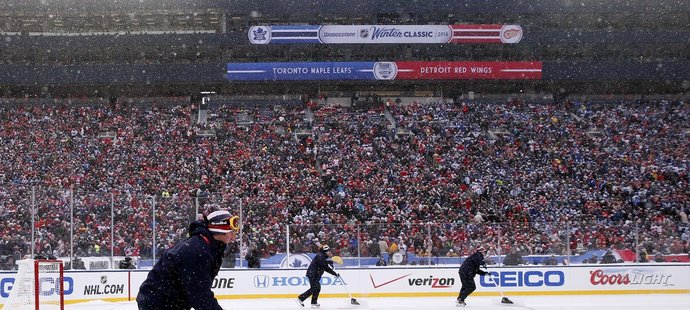 Úprava ledové plochy během Winter Classic mezi hokejisty Detroitu a Toronta