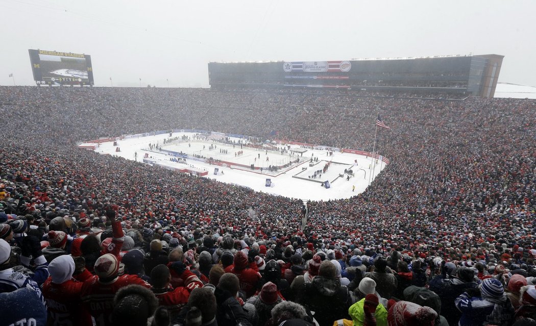 Winter Classic sledovalo v Ann Arbor narvané hlediště. Bitva Detroitu s Torontem byla obrovským svátkem, sledovalo ji více než 105 tisíc diváků