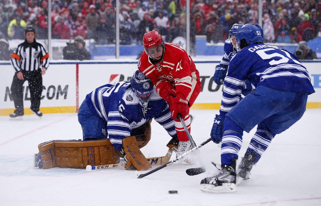 Hokejista Detroitu Tomáš Tatar se snaží prosadit před brankou Toronta během Winter Classic