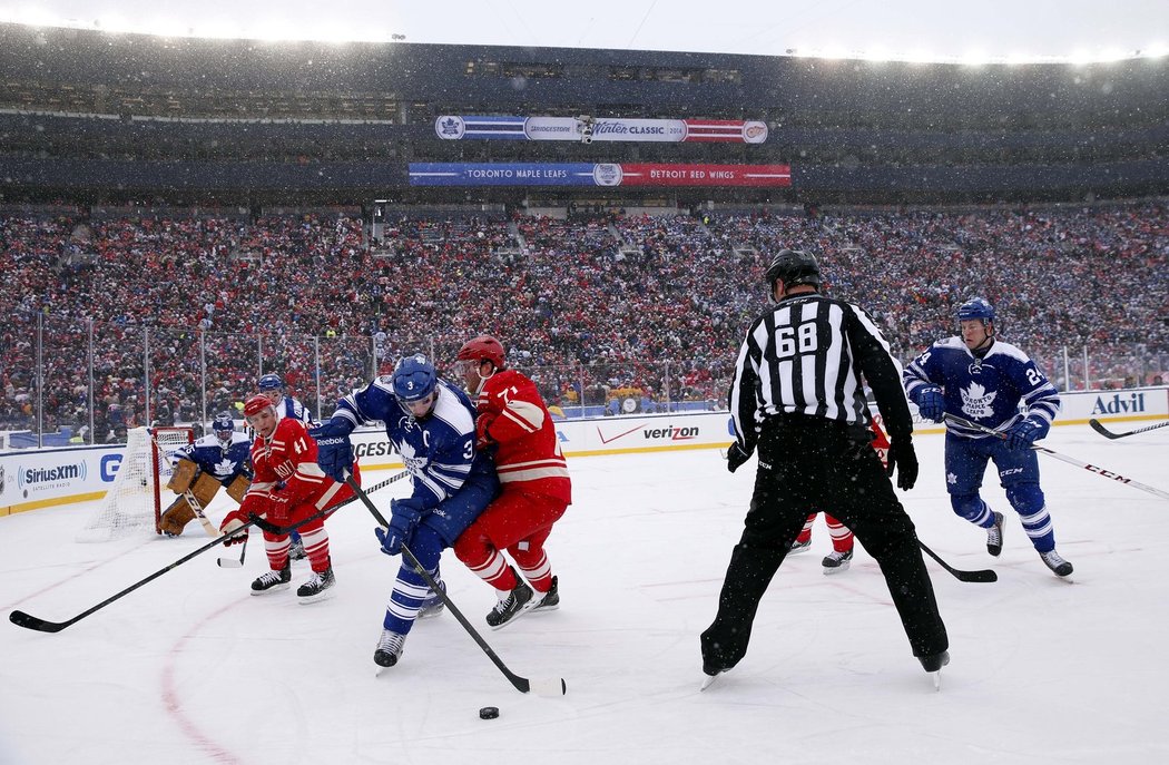 Hokejový svátek Winter Classic svedl na předměstí Detroitu v Ann Arbor proti sobě celky Detroitu a Toronta. Narvané hlediště sledovalo velkou bitvu, fanoušci si zápas užívali