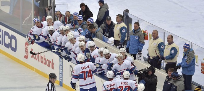 Radost hokejistů Montrealu z prvního gólu letošního Winter Classic