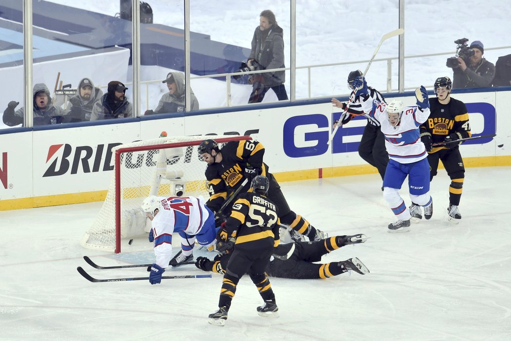 Paul Byron se raduje ze své branky při Winter Classic