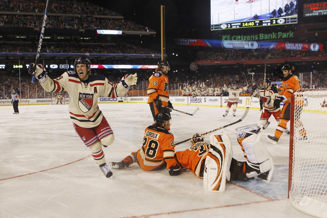 Brad Richards se raduje z rozhodujícího gólu ve Winter Classic proti Philadelphii