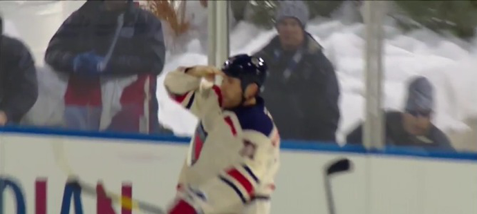 Naschvál Jágrovi! Mike Rupp salutuje poté, co dal gól do sítě Philadelphie při Winter Classic