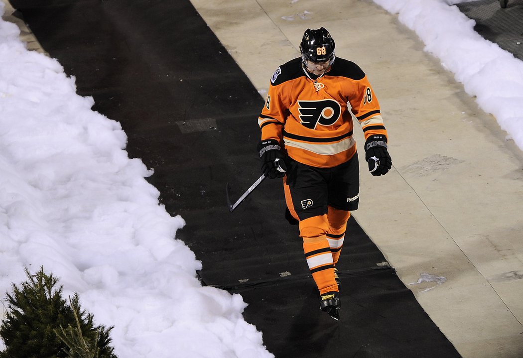 Jaromír Jágr před koncem první třetiny opouští scénu Winter Classic