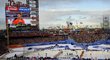 Jaromír Jágr shlíží na dějiště Winter Classic 2012 z velkoplošné obrazovky při americké hymně