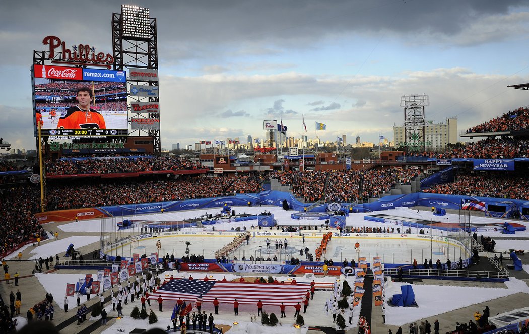 Jaromír Jágr shlíží na dějiště Winter Classic 2012 z velkoplošné obrazovky při americké hymně