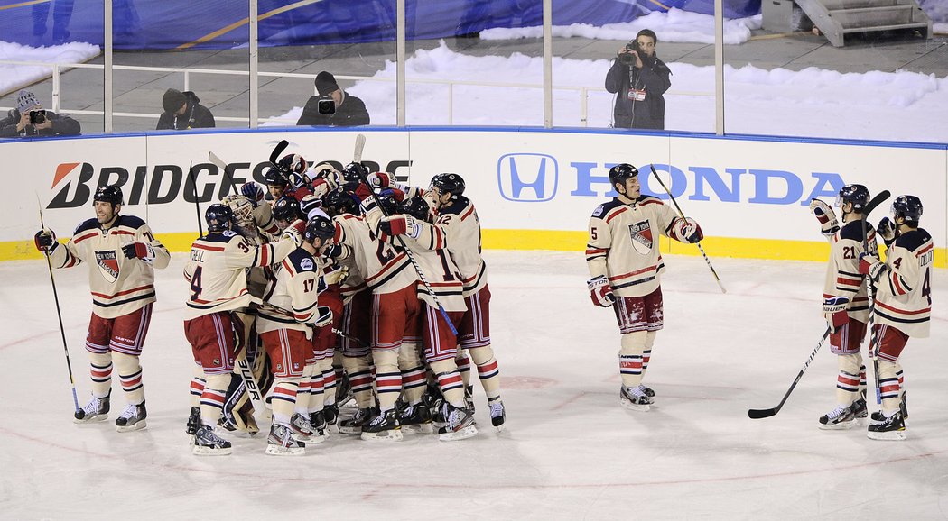 Radost hokejistů Rangers po vítězství v zápase pod širým nebem Winter Classic 2012