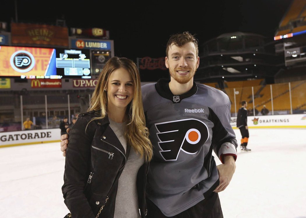 Michael Raffl se svou partnerkou