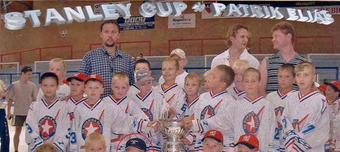 Patrik Eliáš v roce 2003 ukázal Stanley Cup malým hokejistům Třebíče