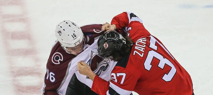 Pavel Zacha se poprvé v NHL porval, když mstil zákrok Nikity Zadorova na Drew Stafforda.