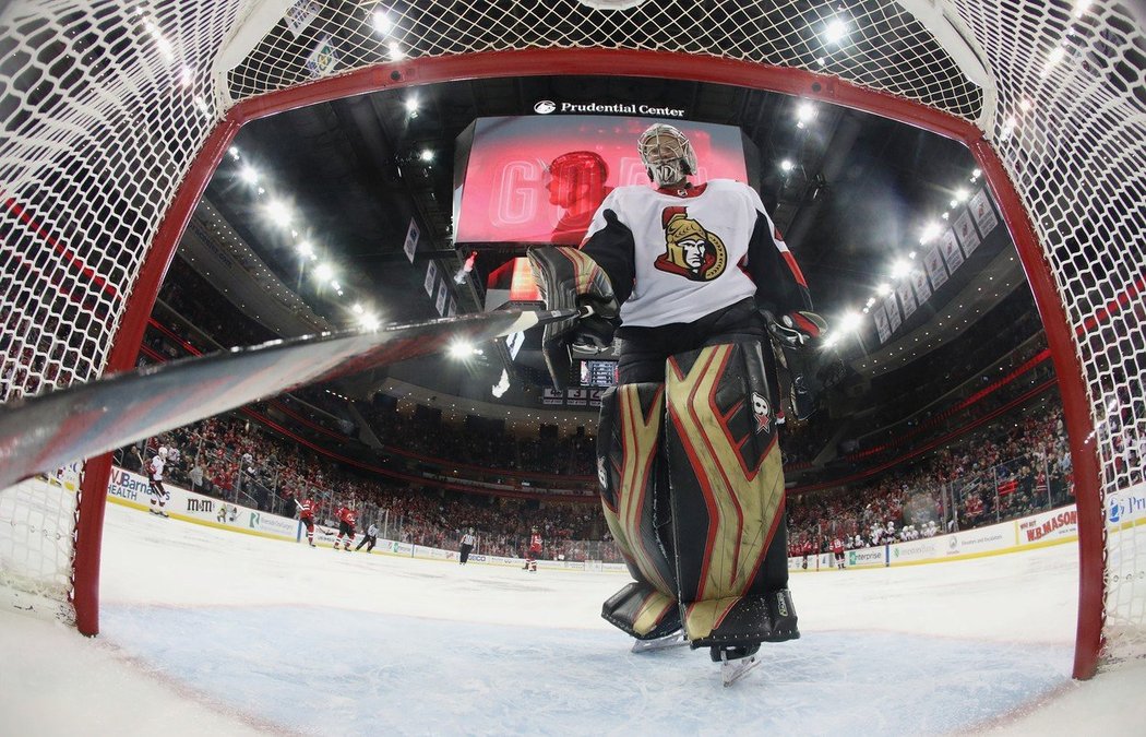 Brankář Senators Craig Anderson byl na Zachovo zakončení krátký.