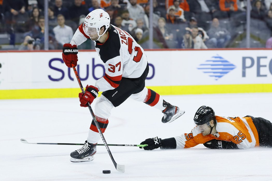 Pavel Zacha se podílel v NHL gólem na výhře New Jersey 5:0 v Philadelphii. Na straně poražených nastoupil Jakub Voráček k 900. startu v soutěži.