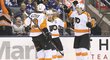 Kapitán Philadelphie Claude Giroux právě zvýšil vedení Flyers v zápase s Torontem