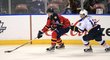 Aaron Ekblad zaváží puk do obranného pásma St. Louis Blues