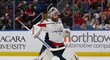 Braden Holtby popadne lahev, vystříkne vodu a sleduje, jak kapky dopadají na ledovou plochu.