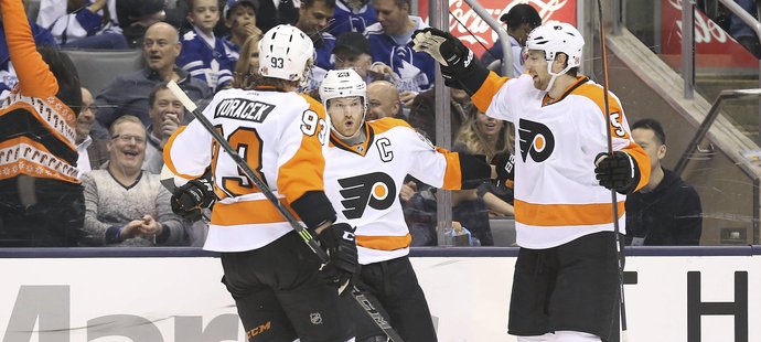 Kapitán Philadelphie Claude Giroux právě zvýšil vedení Flyers v zápase s Torontem
