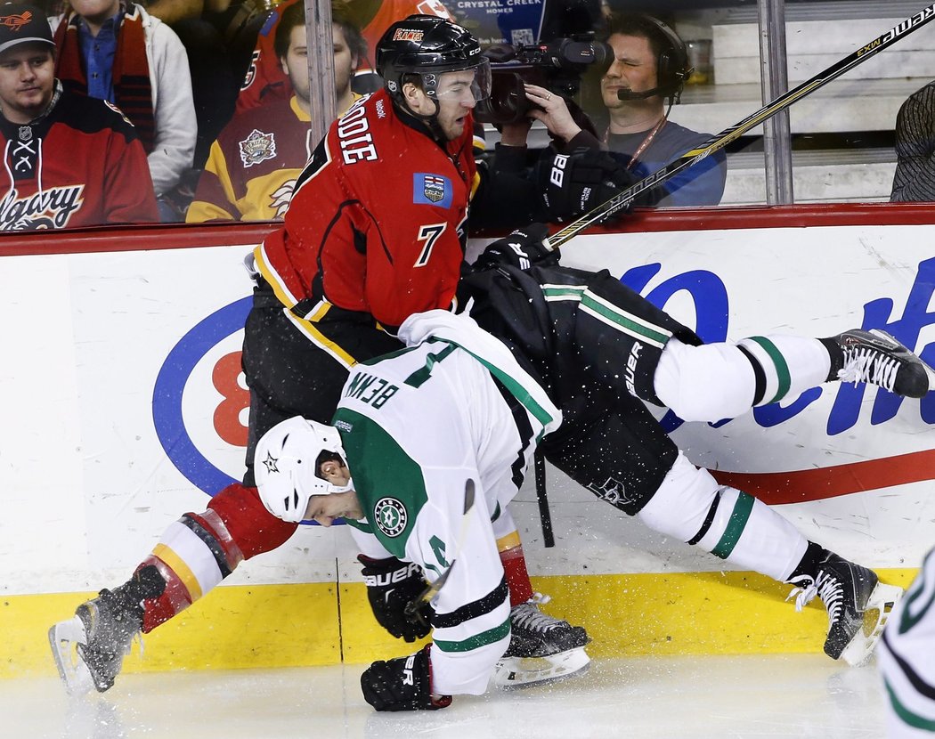 Jamie Benn z Dallasu byl v zápase s Calgary tvrdě hitován TJ Brodiem