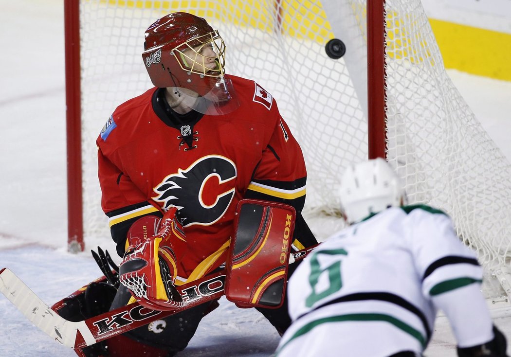 Trevor Daley z Dallasu právě propálil brankáře Calgary Jonase Hillera