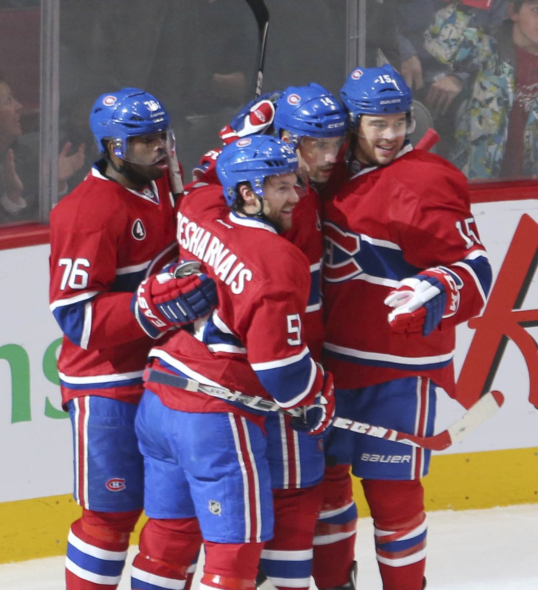 Tomáš Plekanec přispěl jedním zásahem k vítězství Montrealu 4:1 nad Ottawou, gólem pomohl i Radim Vrbata Vancouveru porazit Calgary 3:2 v prodloužení. Trefil se v sobotu také Martin Hanzal a to hned v prvním utkání po narození dcery, s Arizonou ale podlehl na ledě obhájce Stanleyova poháru Los Angeles 2:4.