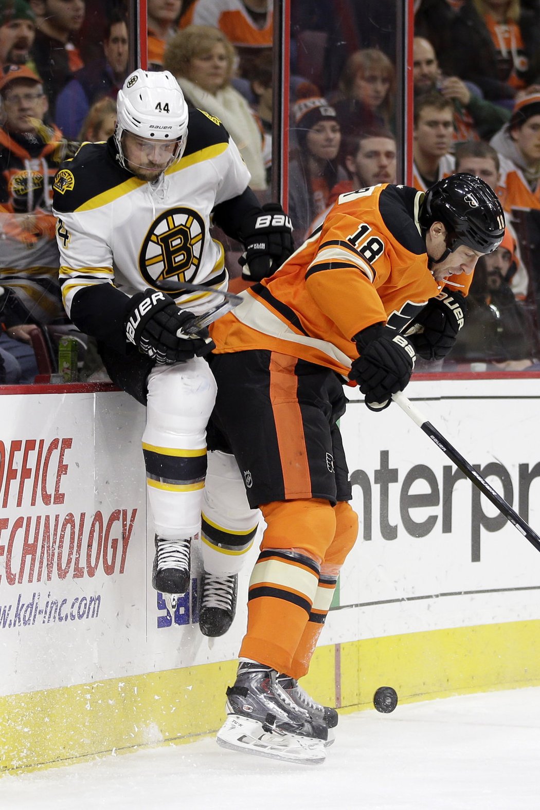 Dennis Seidenberg z Bostonu přitažlivost zemskou příliš neřeší