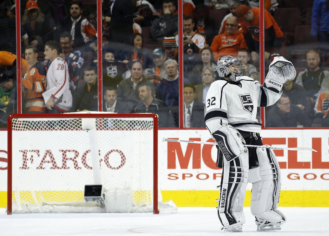 Jonathan Quick kyne divákům po vítězném zápase