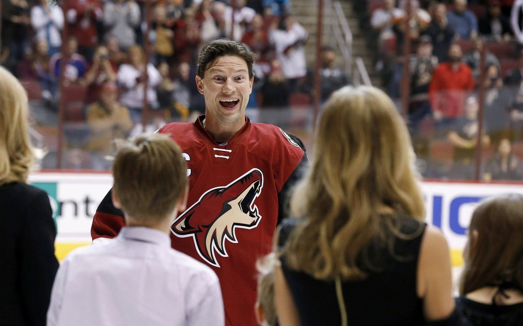 Shane Doan potěšil mladé fanoušky Arizony úsměvem jak z televizní reklamy na žvýkačky