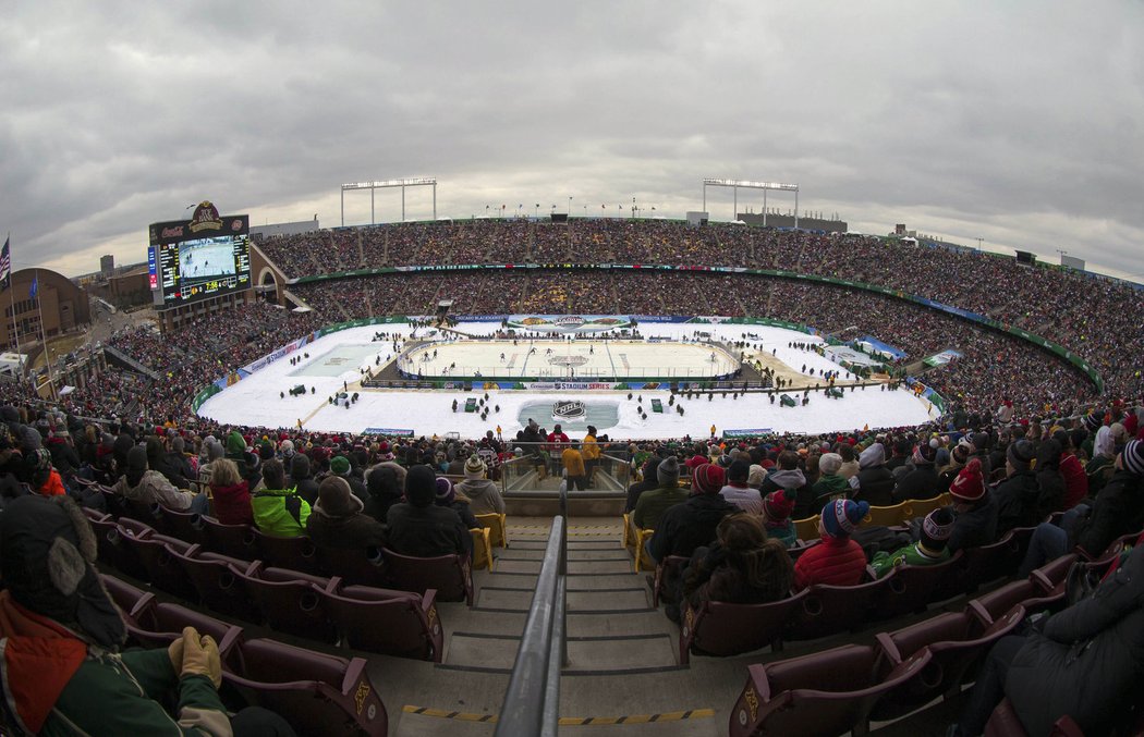 Zápas Stadium Series mezi Minnesotou a Chicagem vidělo 50 426 fanoušků