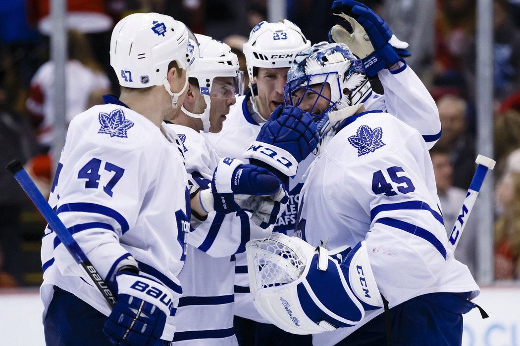 Brankář Toronta Jonathan Bernier chytil Detroitu 38 střel