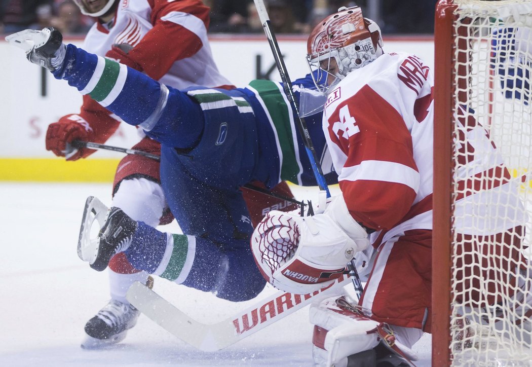 Brankář Detroitu Petr Mrázek likviduje velkou šanci Vancouveru