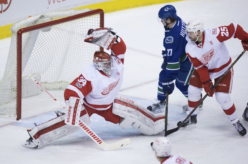 Petr Mrázek si proti Canucks připsal 25 úspěšných zákroků