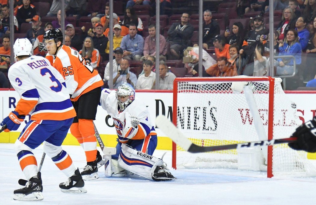 Hokejisté Islanders i díky brance Jana Kováře porazili Philadelphii 3:2 v prodloužení.