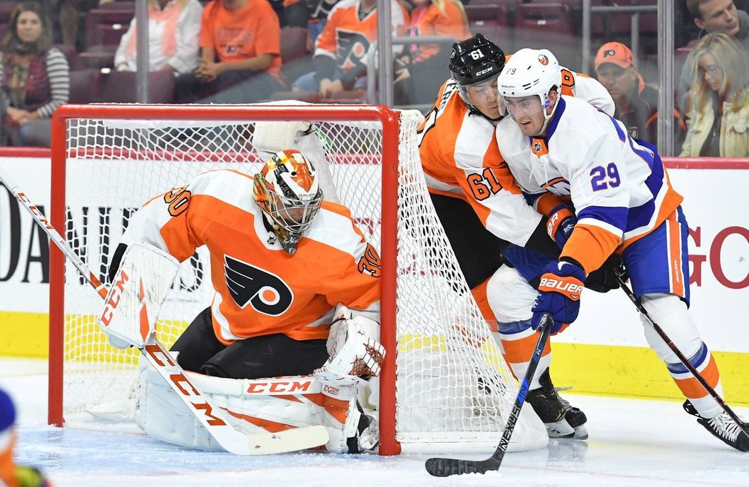 Hokejisté Islanders i díky brance Jana Kováře porazili Philadelphii 3:2 v prodloužení.