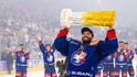 Český gólman Šimon Hrubec slaví s trofejí pro mistra Švýcarska